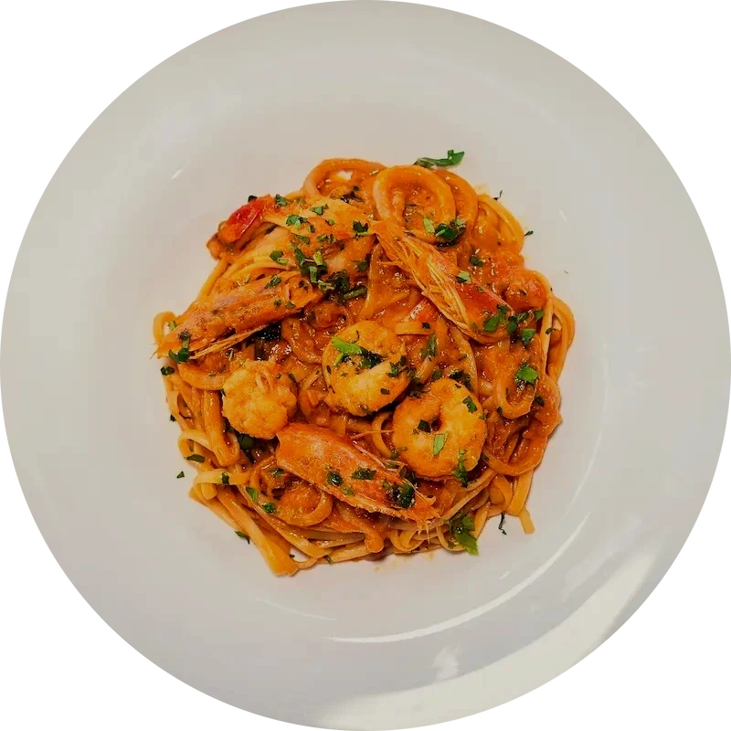 Linguine me fruta deti të freskëta, në salcë domate e borzilok.